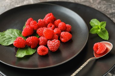 Plaka, closeup üzerinde olgunlaşmış kokulu ahududu