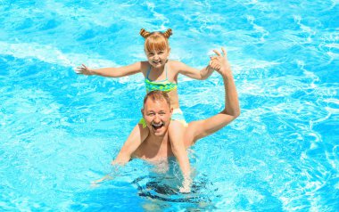 Yüzme havuzunda dinlenme kızı ile mutlu baba