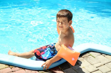 Sevimli küçük çocuk yüzme havuzu dinlenme