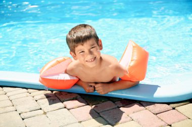 Sevimli küçük çocuk yüzme havuzunda dinlenme