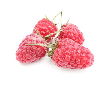 Beyaz arka planda taze ahududu