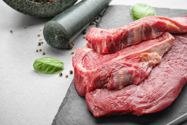 Kayrak plaka, closeup üzerinde taze çiğ et