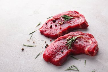 Baharat ve gri arka plan üzerine biberiye ile çiğ et