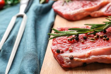 Çiğ et, biberiye ve baharat, closeup ile ahşap tahta