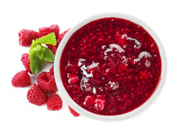 Beyaz arka plan üzerinde frambuaz reçeli ile kase