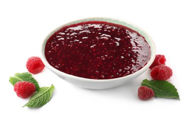 Beyaz arka plan üzerinde frambuaz reçeli ile kase