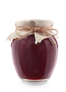 Beyaz zemin üzerinde ahududu reçeli olan cam kavanoz