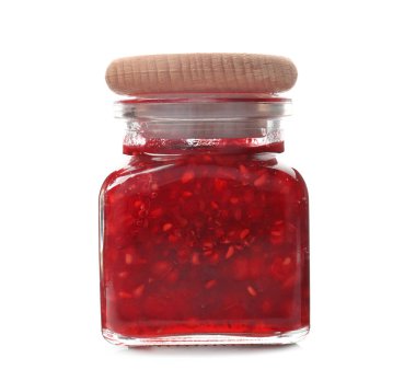 Beyaz zemin üzerinde ahududu reçeli olan cam kavanoz