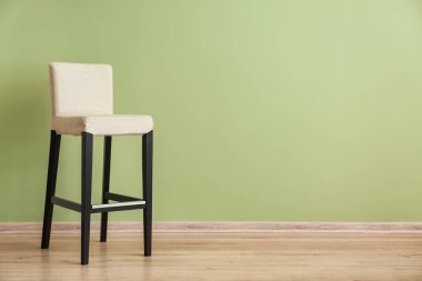 Renk duvarının yakınında rahat sandalye