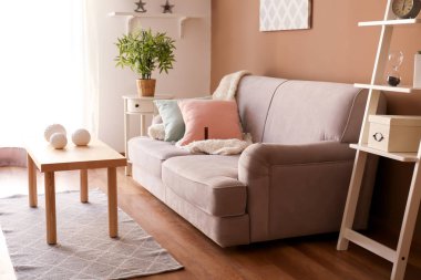 Rahat kanepe ve ahşap masa oturma odası modern iç