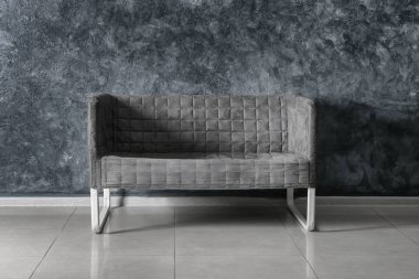 Karanlık duvarının yakınında rahat kanepe