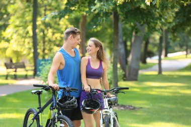 Bisiklet Park ile sportif genç çift