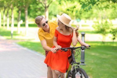 Bisiklet süren genç bir çift.