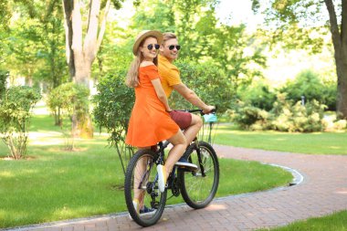 Bisiklet süren genç bir çift.