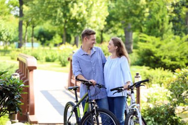 Park'ta yürüyordunuz Bisiklet ile genç çift