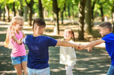 Sevimli küçük çocuklar parkta oynarken