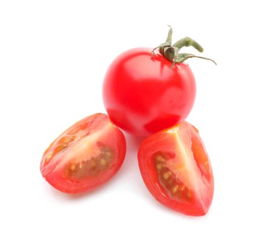 Taze olgun kiraz domates ve beyaz zemin üzerine dilimler