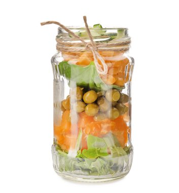 Beyaz arka plan üzerinde kavanoza lezzetli sebze salatası