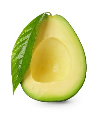 Yaprak beyaz arka plan üzerinde olgunlaşmış avokado yarısını