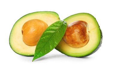 Beyaz arka plan üzerinde olgunlaşmış avokado yarısını