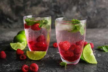 Kadeh tabloda taze ahududu mojito