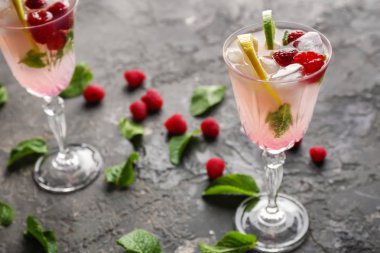 Kadeh tabloda taze ahududu mojito