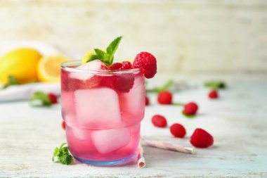 Ahşap masa üzerinde taze ahududu Mojito cam