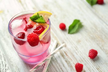 Ahşap masa üzerinde taze ahududu Mojito cam