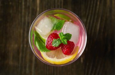 Ahşap masa üzerinde taze ahududu Mojito cam