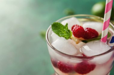 Taze ahududu mojito, closeup bardak