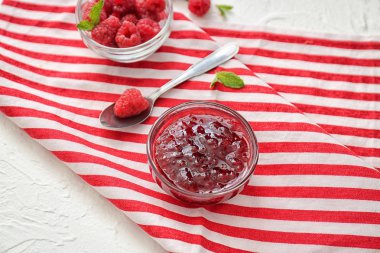 Kase tatlı frambuaz reçeli ve tablo taze çilek ile