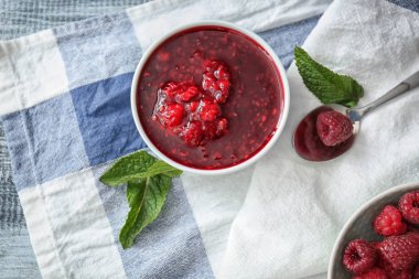 Masada ahududu reçelli bir kase