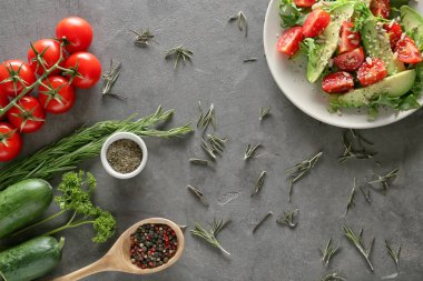 Gri zemin üzerine lezzetli sebze salatası ile kompozisyon