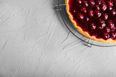 Dokulu arka plan üzerinde lezzetli vişneli tart ile kabin soğutma