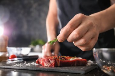 Adam et mutfak, closeup hazırlanıyor