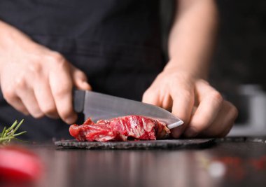 Adam kesme çiğ et mutfak kayrak plaka üzerinde