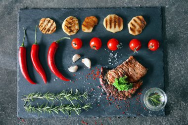 Lezzetli ızgara et, sebze ve otlar kayrak plaka üzerinde kompozisyonu