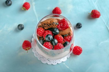 Renk tablosu lezzetli frambuazlı tatlı ile cam