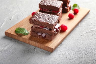 Kurulu ile lezzetli çikolatalı kek ve ışık masada ahududu reçeli