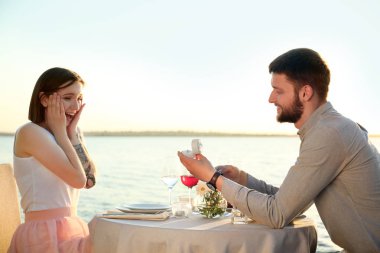 Adam onun sevgili Nehri yakınında için teklif