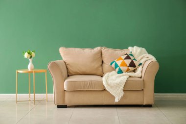 Rahat oturma renk duvarının yakınında tablo grubu