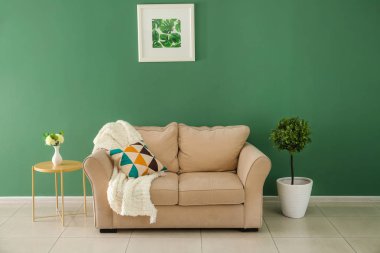 Oturma odası rahat koltuk ve masa renk duvarının yakınında modern iç