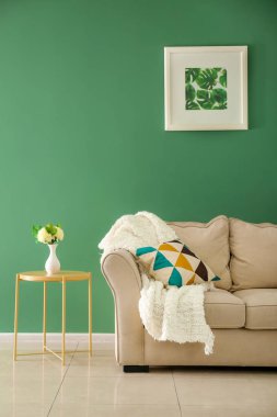 Oturma odası rahat koltuk ve masa renk duvarının yakınında modern iç