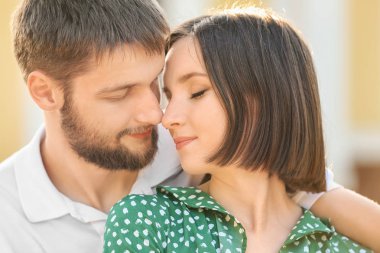 Yaz günü açık havada üzerinde mutlu güzel çift