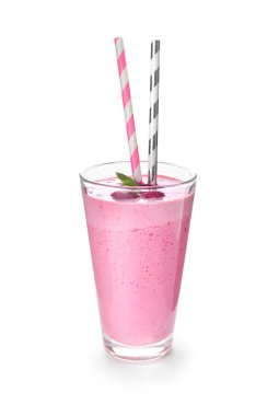 Beyaz zemin üzerine lezzetli ahududu güler yüzlü camla