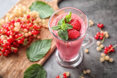 Gri masada lezzetli ahududu güler yüzlü camla