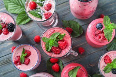 Ahşap masa üzerinde lezzetli ahududu güler yüzlü ile farklı gözlük