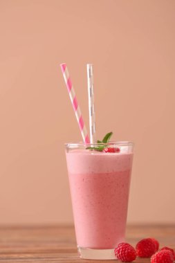 Ahşap masa renk arka plan üzerinde lezzetli ahududu güler yüzlü camla