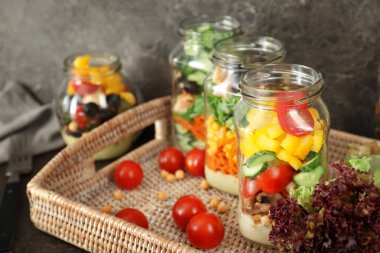 Mason kavanoz hasır tepsi lezzetli sebze salatalar