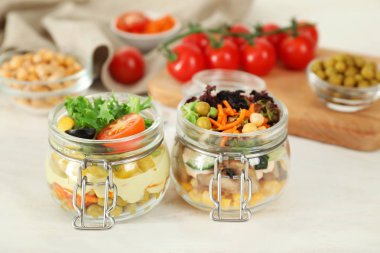 Ahşap masa üzerinde mason kavanoz lezzetli sebze salatalar